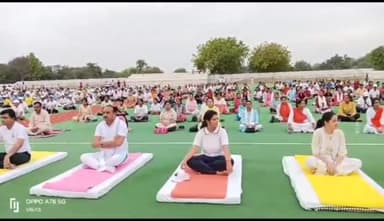 रायबरेली: शहर के नेहरू स्टेडियम में मनाया गया अंतरराष्ट्रीय 9 वां योग दिवस मुख्य अतिथि के रूप में पहुंचे उद्यान मंत्री दिनेश सिंह