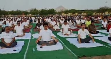 बाड़मेर: अंतरराष्ट्रीय योग दिवस पर आदर्श स्टेडियम में समारोह का हुआ आयोजन