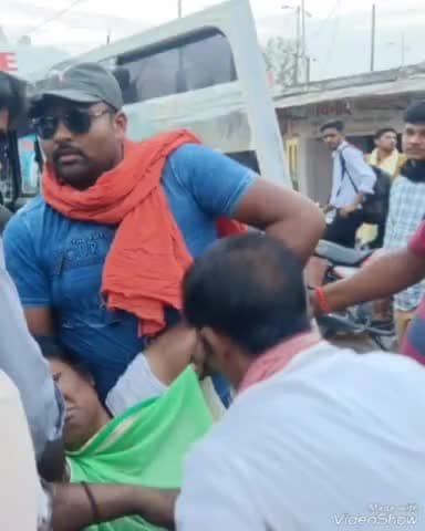 मोहम्मदी: बर बर चौराहे के पास एक महिला दो बच्चों के साथ जा रही थी अचानक आवारा सांड ने हमला बोल दिया गंभीर रूप से घायल