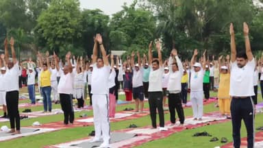 मुरादाबाद: अंतर्राष्ट्रीय योग दिवस के अवसर पर सिविल लाइन स्थित कंपनी बाग में डीएम एसएसपी ने आयोजित योग शिविर में की योगा