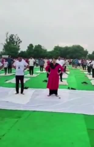 बहराइच: इंदिरा स्टेडियम में अंतर्राष्ट्रीय योग दिवस मनाया गया, जिलाधिकारी रही मौजूद