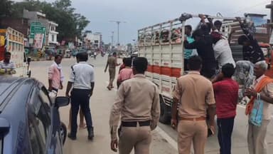 मोहनलालगंज: अवैध तरीके से सवारियां ढो रहे 4 डग्गामार पिकअप वाहनों को गोसाईगंज में पुलिस ने किया सीज