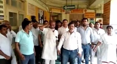 रायबरेली: जिला अस्पताल में CMS के खिलाफ बेलगाम चतुर्थ श्रेणी के कर्मचारियों ने किया कार्य बहिष्कार कर किया धरना प्रदर्शन