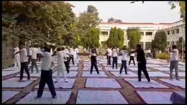 पटना ग्रामीण: विश्व योग दिवस के मौके पर पटना व्यवहार न्यायलय परिसर में जिला सत्र न्यायाधीश राजीव रंजन योग दिवस में हुए शामिल