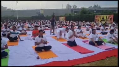 गाज़ियाबाद: जिला प्रशासन ने अंतरराष्ट्रीय योग दिवस के मौके पर डासना में कार्यक्रम का किया आयोजन