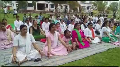 शेखपुरा: अंतर्राष्ट्रीय योग दिवस के मौके पर बाईपास रोड स्थित श्यामा सरोवर पार्क में आयोजित किया गया योगा कार्यक्रम