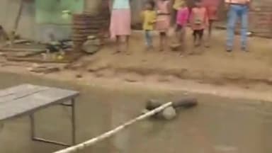 मांडू: सोनडीहा में हीरक रोड पर जल निकासी नाली निर्माण को लेकर ग्रामीणों ने सड़क किया जाम