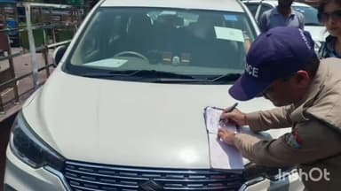 हरिद्वार: कनखल चौक बाजार में सड़क पर बेतरतीब ढंग से खड़े वाहनों के पुलिस ने काटे चालान