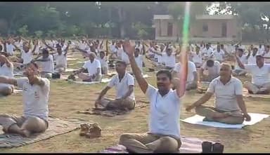 अंतर्राष्ट्रीय योग दिवस पर होमगार्ड जवानों ने योग किया