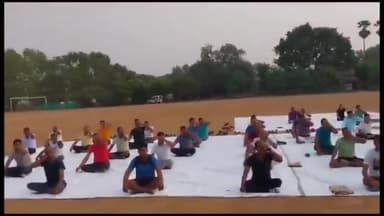 गया टाउन सीडी ब्लॉक: अंतराष्ट्रीय योग दिवस के अवसर पर गया के पुलिस लाइन केंद्र में SSP आशीष भारती के निर्देशन में अधिकारी व जवानो ने किया योग