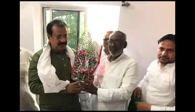 पटना ग्रामीण: राजद प्रदेश कार्यालय में राजद के अल्पसंख्यक प्रकोष्ठ के नव मनोनीत प्रदेश अध्यक्ष का किया गया अभिनंदन