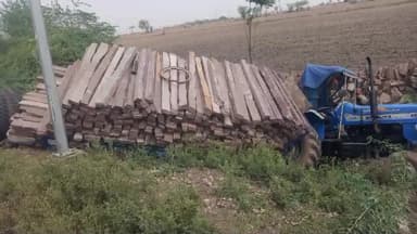 पीपलदा: इटावा के खातोली रोड बायपास पर टला बड़ा हादसा पत्थर की पट्टियों से भरी चलती ट्राली के निकले टायर ड्रेन में जाकर गिरी