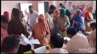 सालबई गांव में कांग्रेस कार्यकर्ताओं ने विधायक सुरेश राजे के नेतृत्व में भरे नारी सम्मान योजना के तहत महिलाओं के फार्म