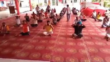 करछना: 9वें अंतरराष्ट्रीय योग दिवस पर नैनी स्थित गुरुद्वारा में आयोजित किया गया योग शिविर