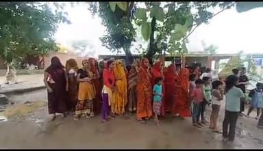 जलेसर: बाकलपुर में मिट्टी की ढाय के नीचे दबकर 2 बच्चों की हुई मौत, किसान नेता भानु प्रताप सिंह ने रखी मांग