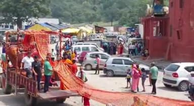 बेहट: शाकुम्भरी देवी माता को श्रद्धालुओं ने 900 फिट लंबी चुनरी चढ़ाई, 25 कारीगरों ने एक महीने तक काम कर बनाई चुनरी