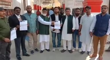 जौनपुर: कलेक्ट्रेट में बकरीद के त्यौहार को देखते हुए मरकजी सीरत कमेटी द्वारा जिलाधिकारी को सौंपा गया ज्ञापन