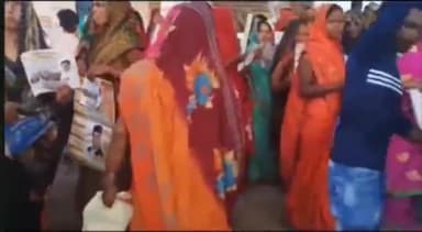 सिंगरौली: कांग्रेस कार्यकर्ताओं के द्वारा ग्राम पंचायत उर्ति में सैकड़ों महिलाओं का भराया गया नारी सम्मान का फॉर्म
