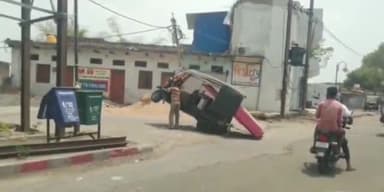 सिंगरौली: विंध्यनगर मुख्य मार्ग पर क्षमता से अधिक भार लेकर परिवहन करते आटो वाहन का अगला पहिया उठा, चालक हुआ घायल