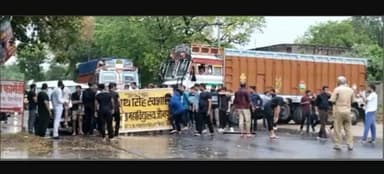 मेडिकल कालेज के छात्रों ने सड़क जाम कर किया विरोध प्रदर्शन