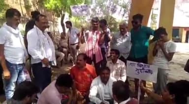 करछना: शंकरगढ़ नगर पंचायत में पेयजल की समस्या से नाराज होकर लोगों ने जल निगम कार्यालय पर किया जमकर हंगामा