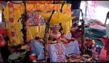 देवाल: डागटोली गांव में आचार्य लक्ष्मी प्रसाद भारद्वाज द्वारा कृष्ण लीलाओं का वर्णन करते हुए महिलाएं गोपियां बनकर नाचने लगे