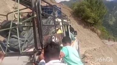 चकराता: सिलिखड कुनैन मार्ग पर जान हथेली पर रखकर गुजर रहे ग्रामीण