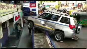 वाराणसी के गुरूधाम स्थिति शाकमबरी कॉम्प्लेक्स के डिबाइडर टकराया कार, पुलिस ने लिया कब्जे में