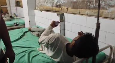 कटिहार: गौशाला रेलवे फाटक के पास चलती ट्रेन से मोबाइल छीनने के क्रम में एक युवक गिरकर हुआ घायल, हायर सेंटर रेफर