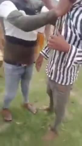 कोचाधामन: अंधासुर कब्रिस्तान के पास बंधन कर्मी से रुपये छीनकर भाग रहे दो चोरों को ग्रामीणों खदेड़ कर पकड़ा