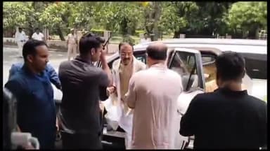 कमिश्नरी सभागार पहुंचे उपमुख्यमंत्री केशव प्रसाद मौर्य, विकास कार्यों को लेकर की समीक्षा बैठक