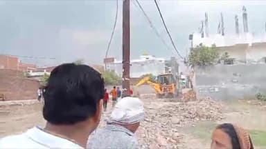 शिवपुर क्षेत्र के अशोकपुरम कॉलोनी को कॉलोनाइजर के द्वारा बंद किए जाने से नाराज ग्रामीणों ने किया प्रदर्शन