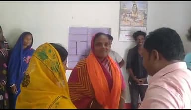 सेवा , समर्पण और सम्मान ❤️
.
आज अपनी बेटी के जन्मोत्सव पर नगर निगम के मेरे वार्ड नंबर 41 में सभी सफाई कर्मचारी , बिजली विभाग के मानव बल के बिजली मिस्त्री सहित दर्जनों मेरे वार्ड में कार्यरत सभी लोगों का अंग वस्त्र देकर  मिठाई खिलाया।