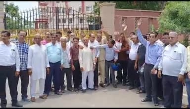 अलवर: सर्व सिंधी समाज ने भोपाल में सिंधी समाज के युवक के साथ बदसलूकी की घटना के विरोध में मिनी सचिवालय में DM को दिया ज्ञापन