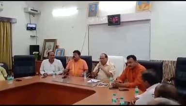 सुल्तानपुर: केंद्र की मोदी सरकार के 9 वर्ष पूरा होने पर शहर विधायक विनोद सिंह ने पंचायत सभागार में प्रेस वार्ता को किया संबोधित