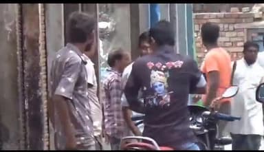 जलेसर: घंटाघर के पास जलेसर नगर में अवैध शराब बिक्री करने वालों की वीडियो हुई वायरल, पुलिस को नहीं है खबर