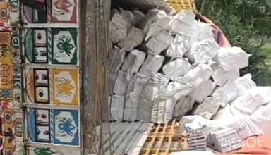 कटिहार: सिमरिया चौक के पास पुल के निकट सरकारी स्कूल की किताबों से भरा ट्रक अनियंत्रित होकर पलटा, कोई हताहत नहीं