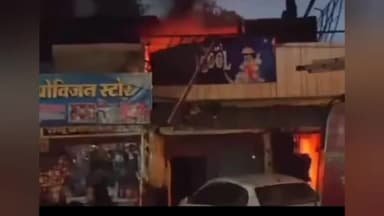 शिवपुरी,गैस पाइपलाइन में आग लगने से धमाका,एक ही परिवार के 3 लोगों सहित 4 लोग जले,हवा में उड़े मलबे से कई अन्य घायल