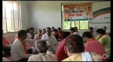 केवटी रनवे: प्रखंड क्षेत्र के हाजीपुर में आयोजित BJP की टिफ़िन बैठक में शामिल हुए सांसद डॉ. अशोक कुमार यादव