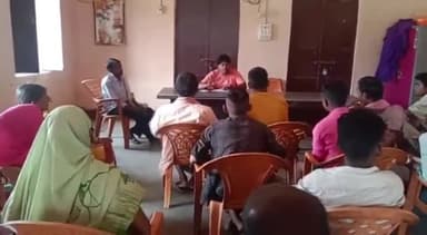 करपी: ग्राम पंचायत भवन किंजर में स्वच्छता पर्यवेक्षक ने स्वच्छता कर्मियों के साथ की बैठक