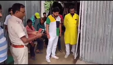 बारसोई: नगर पंचायत स्थित ब्लॉक गेट के सामने फोटोस्टेट मोबाइल दुकान में अज्ञात चोरों ने ताला तोड़कर लाखों का सामान चुरा लिया