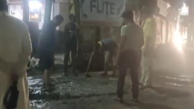 त्योंथर: शिकायत के बाद नगर परिषद चाकघाट द्वारा नहीं कराई गई रोड की मरम्मत तो खुद ही पैसा लगा के व्यापारी ने शुरू की रोड की मरम्मत