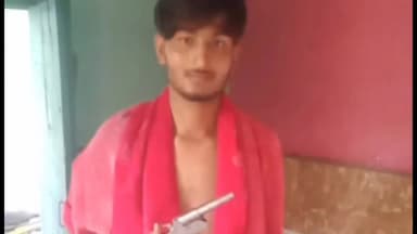 गाज़ियाबाद: थाना टीला मोड़ क्षेत्र के पसोंडा में रहने वाले  युवक का हाथ में तमंचा लेकर प्रदर्शन करने का फोटो सोशल मीडिया पर वायरल