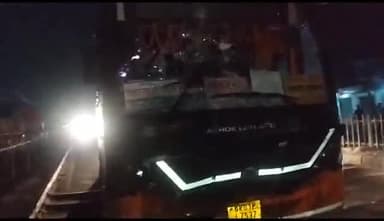 मुशहरी: गोबरसही चौक के समीप ट्रक और बस की टक्कर में एक दर्जन यात्री घायल