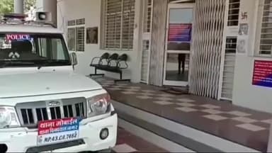 रतलाम नगर: खेतलपुर गांव में धारदार लोहे का छुरा लेकर घूम रहे युवक को पुलिस ने किया गिरफ्तार, आर्म्स एक्ट में मामला दर्ज