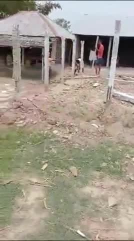 सुपौल: सदर सुपोल प्रखंड के विभिन्न पंचायतों में  कोशि का जल स्तर बढ़ने से  घर में धूका पानी लगा कटाव