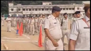 गया टाउन सीडी ब्लॉक: गया पुलिस लाइन केंद्र में पुलिस पदाधिकारी व कर्मियों में अनुशासन बनाए रखने को लेकर जनरल परेड का हुआ आयोजन।