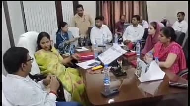 बेतिया: नालों की उड़ाही सहित विभिन्न मुद्दों पर नगर निगम कार्यालय के सभागार में हुई बैठक