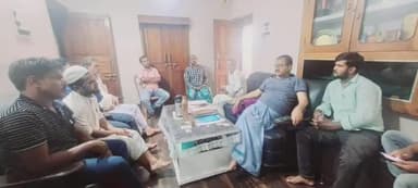 कोचाधामन: पूर्व विधायक सह JDU के प्रदेश उपाध्यक्ष मुजाहिद आलम ने लाइन मोहल्ले में जनता दरबार लगाकर सुनी लोगों की समस्याएं