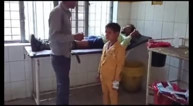 मऊरानीपुर: धवाकर में सड़क दुर्घटना में बाइक सवार पिता-पुत्र हुए घायल, अस्पताल में उपचार जारी